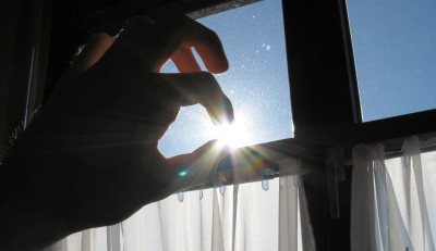 Die Sonne zwischen den Fingern