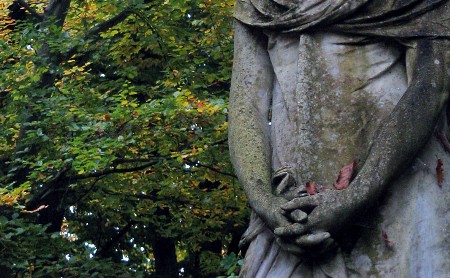Statue unterm Blätterdach